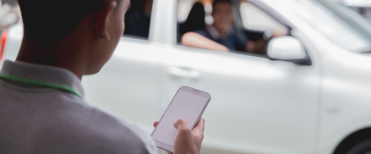 Conductor de Uber revisando cobertura para pasajeros