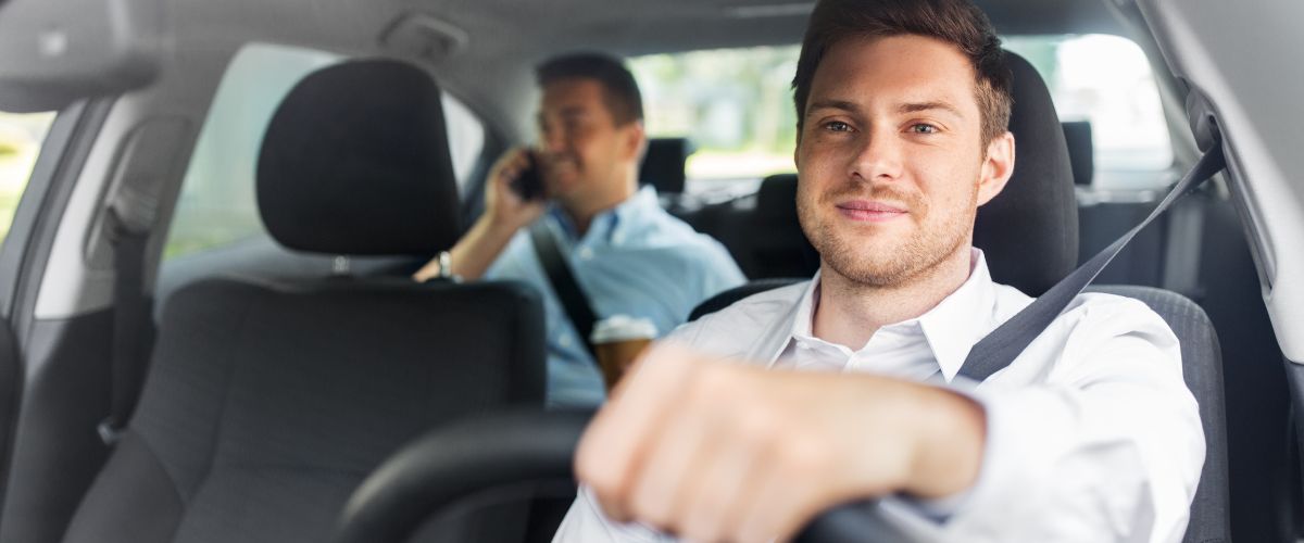 Conductor revisando si puede usar el mismo seguro para Uber y DiDi