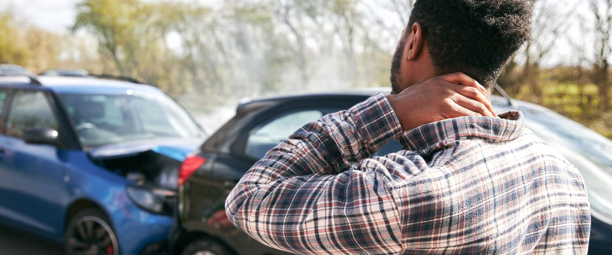 Auto en tránsito urbano para explicar qué pasa ante un choque haciendo Uber
