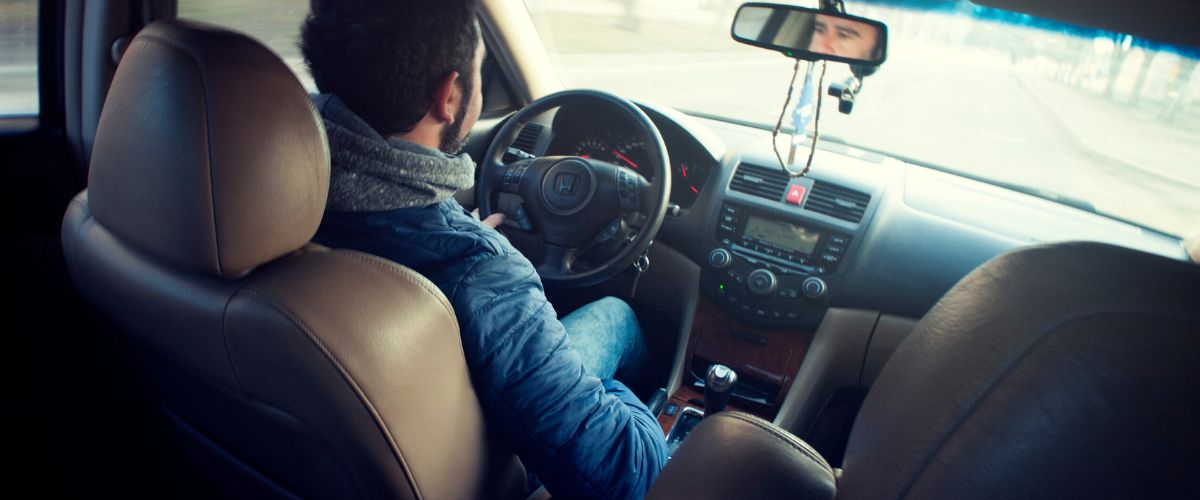 Conductor consultando qué seguro necesita para trabajar con DiDi