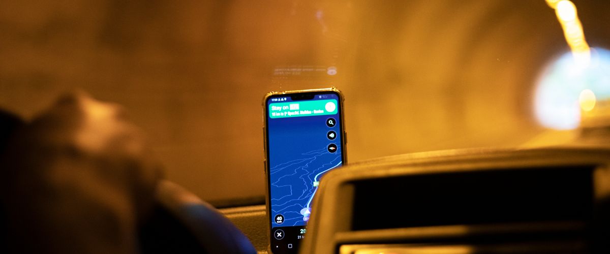 Conductor revisando si debe avisarle al seguro que trabaja con Uber